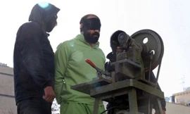 Phạm nhân được đưa tới chiếc máy cắt tay