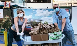 Kỷ niệm hẹn hò “cộp mác” Miley Cyrus: Tặng 120 chiếc bánh taco cho bệnh viện