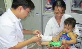 Nối bàn chân bị đứt rời cho trẻ 3 tuổi