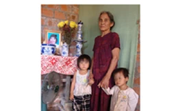 Cụ bà 71 tuổi nuôi hai cháu mồ côi nhiễm HIV