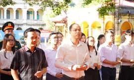 Thủ khoa xuất sắc dâng hương báo công tại Hoàng thành Thăng Long