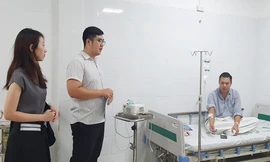 Du học sinh Việt Nam tại Italia thăm hỏi các nạn nhân trong vụ cháy chung cư mini