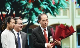 Thầy Ngô Mạnh Cường (ôm hoa) cùng các thế hệ học trò tại xã Sơn Công, huyện Ứng Hoà (Hà Nội).