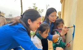 Hình ảnh áo xanh thanh niên tình nguyện trên rẻo cao Tuyên Quang