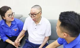 Ban Bí thư T.Ư Đoàn thăm, tặng quà Thượng úy Đinh Văn Dương