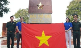 Bàn giao công trình Cột cờ Tổ quốc tại Thổ Châu