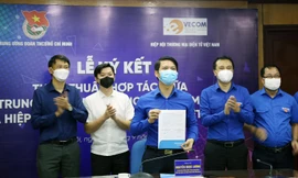 Anh Nguyễn Ngọc Lương ký kết nội dung hợp tác giữa T.Ư Đoàn và Hiệp hội Thương mại điện tử Việt Nam. 