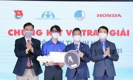 Đại diện Ban tổ chức trao giải Nhất tặng thí sinh Huỳnh Thanh Thân.