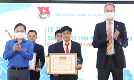 Anh Nguyễn Anh Tuấn, Bí thư thứ nhất T.Ư Đoàn và ông Patrick Haverman, Phó đại diện tường trú Cơ quan phát triển Liên Hợp Quốc tại Việt Nam, trao bằng khen của T.Ư Đoàn và biểu trưng giải thưởng cho tập thể được tôn vinh tại buổi lễ.