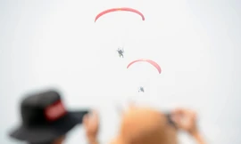 Mãn nhãn cảnh hơn 100 phi công bay dù lượn trên đỉnh PuTaLeng - Lai Châu