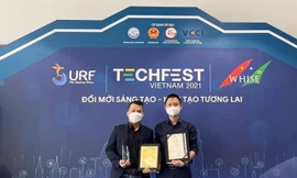 Nhóm tác giả Trần Tuấn với dự án "Đi chợ giúp dân".