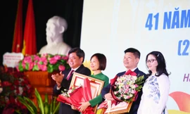 Hai nhà giáo của Học viện Nông nghiệp nhận Bằng khen của Thủ tướng Chính phủ