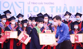 Anh Nguyễn Minh Triết, Bí thư T.Ư Đoàn, Phó Chủ tịch thường trực T.Ư Hội Sinh viên Việt Nam trao giải đến tác giả đạt giải thưởng Loa Thành năm 2021. Ảnh: LÂM ĐĂNG HẢI