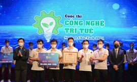 Bí thư T.Ư Đoàn Nguyễn Minh Triết (ngoài cùng bên trái) trao giải nhất cho đội The Cim Light, thuộc ĐH Bách khoa Hà Nội. Ảnh: DƯƠNG TRIỀU