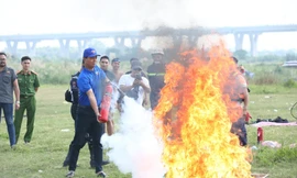 Tình nguyện viên tập huấn kỹ năng cứu hộ, cứu nạn đường bộ và đường thủy