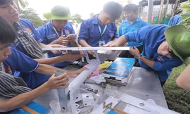 Theo chân chiến sĩ 'Mùa Hè Xanh' thắp sáng đường quê