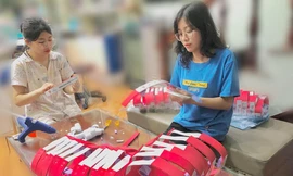 Sinh viên trường ĐH Phenikaa tình nguyện làm tấm chắn giọt bắn tặng cho lực lượng tuyến đầu chống dịch.