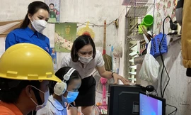 Thợ điện Thủ đô trao 41 thiết bị máy tính cùng em học trực tuyến