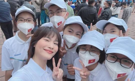 MC Mai Trang và học sinh trường THPT Bạch Đằng (Quảng Ninh).