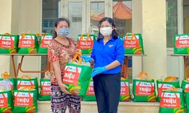 Đại diện Ban tổ chức trao quà tới người dân khó khăn trên địa bàn TP. Hà Nội.