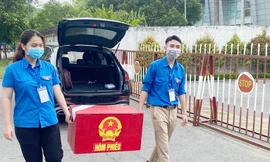 Thanh niên tình nguyện quận Long Biên mang hòm phiếu đến các đơn vị đặc thù.