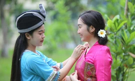 Sinh viên Lào, Campuchia gói bánh chưng đón Tết cổ truyền