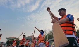 CLIP: Sinh viên say mê rèn luyện với thuyền rồng