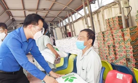 Anh Nguyễn Hải Minh, Phó Chủ tịch thường trực T.Ư Hội LHNT Việt Nam thăm và tặng quà bệnh nhân đang điều trị tại Bệnh viện Thận Hà Nội.