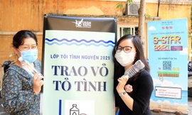 Chị Nguyễn Bích Đào – Chủ tịch Hội Sinh viên trường và chị Phạm Thùy Phương – Nguyên Phó chủ tịch Hội Sinh viên trường hưởng ứng phong trào.