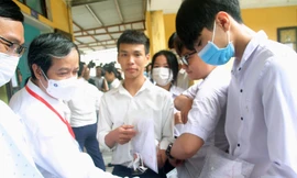 Bộ trưởng Nguyễn Kim Sơn động viên thí sinh, giáo viên dự kỳ thi tốt nghiệp THPT