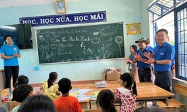 Bí thư T.Ư Đoàn Nguyễn Tường Lâm thăm và động viên tình nguyện viên tại Quảng Ngãi