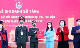 Thủ khoa các trường ĐH, Học viện trao sổ vàng tại chương trình. Ảnh: VƯƠNG ĐỨC