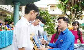 Chủ tịch T.Ư Hội Sinh viên Việt Nam dự Lễ Khai giảng trường THPT Mang Thít, Vĩnh Long