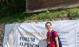 Từ chàng bán vé số thành thầy giáo dạy tiếng Anh đi năm châu bốn bể