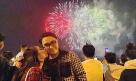 Màn 'khoá môi' ngọt ngào của các cặp đôi đón chào Năm mới