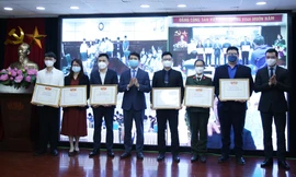 Anh Nguyễn Ngọc Lương, Bí thư T.Ư Đoàn, Chủ tịch T.Ư Hội LHTN Việt Nam và anh Hà Anh Đức, Phó Chủ tịch T.Ư Hội LHTN Việt Nam, Chủ tịch Hội Thầy thuốc trẻ Việt Nam trao Bằng khen của Ủy ban T.Ư Hội LHTN Việt Nam cho 60 cá nhân tiêu biểu trên tuyến đầu phòng chống dịch COVID-19, tại Việt Nam.