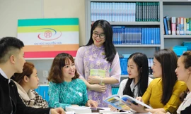 Nữ giảng viên trường ĐH Nguyễn Trãi tôn vinh tà áo dài trên giảng đường