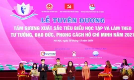 Thứ trưởng Ngô Thị Minh và Bí thư Trung ương Đoàn Nguyễn Minh Triết trao giải cho các thí sinh đạt giải.