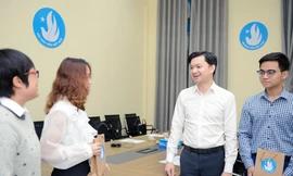 Anh Nguyễn Minh Triết - Bí thư T.Ư Đoàn, Phó Chủ tịch thường trực T.Ư Hội Sinh viên Việt Nam trao đổi với Ban thư kí Hội Sinh viên Việt Nam tại Thái Lan. Ảnh: DƯƠNG TRIỀU