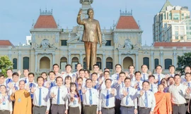 Thanh niên TP. HCM dâng hoa báo công Chủ tịch Hồ Chí Minh, khai mạc Đại hội Hội LHTN lần IX