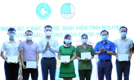 Anh Nguyễn Anh Tuấn và TS Hà Anh Đức, Chủ tịch Hội Thầy thuốc trẻ Việt Nam trao hỗ trợ cho đại diện các đơn vị.