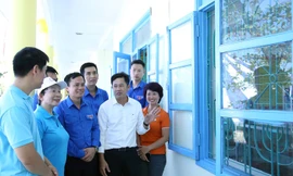 Hơn 300 'áo xanh' tu sửa trường học cho học sinh Quảng Bình