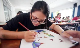 Thí sinh tham dự thi năng khiếu vẽ vào trường ĐH Mở Hà Nội.