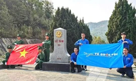 Lễ Chào cờ 'Tôi yêu Tổ quốc tôi' và Xuất quân Chương trình Khám bệnh, cấp phát thuốc, tặng quà tại Lào 