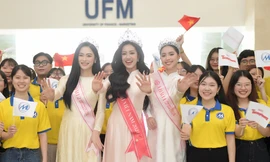 Hàng nghìn sinh viên vây kín Hoa hậu Hà Trúc Linh trong ngày trở về trường 