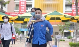 Hình ảnh sinh viên tình nguyện hỗ trợ thí sinh tham dự kì thi vào lớp 10 THPT tại Thủ đô Hà Nội.