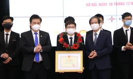 Bộ trưởng Bộ GD - ĐT Nguyễn Kim Sơn (bên phải) và Thứ trưởng Nguyễn Hữu Độ (bên trái) trao bằng khen cho các em.