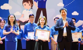 Bí thư Thành Đoàn Hà Nội Chu Hồng Minh cùng anh Trương Ngọc Kiểm, Bí thư Đoàn ĐHQG Hà Nội trao giải thưởng Ngôi sao xanh tới bí thư chi đoàn, chi hội trưởng, chủ nhiệm CLB tiêu biểu.