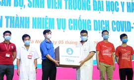 Anh Nguyễn Minh Triết - Phó Chủ tịch thường trực T.Ư Hội Sinh viên Việt Nam trao, tặng nhu yêu phẩm cho đại diện đoàn sinh viên tình nguyện trường ĐH Y Hà Nội tham gia hỗ trợ Bình Dương chống dịch COVID-19.