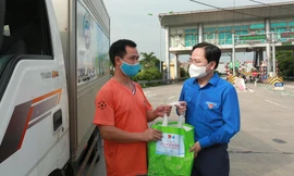 anh Nguyễn Anh Tuấn, Ủy viên T.Ư Đảng, Bí thư thứ nhất T.Ư Đoàn, Chủ tịch T.Ư Hội LHTN Việt Nam thăm và tặng quà cho lực lượng lái xe đường dài đang vận chuyện hàng hoá, nhu yêu phẩm.